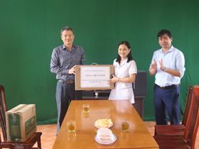 Dược phẩm Á Âu trao tặng bộ máy vi tính cho Trạm Y tế xã Hợp Tiến, huyện Nam sách, Hải Dương
